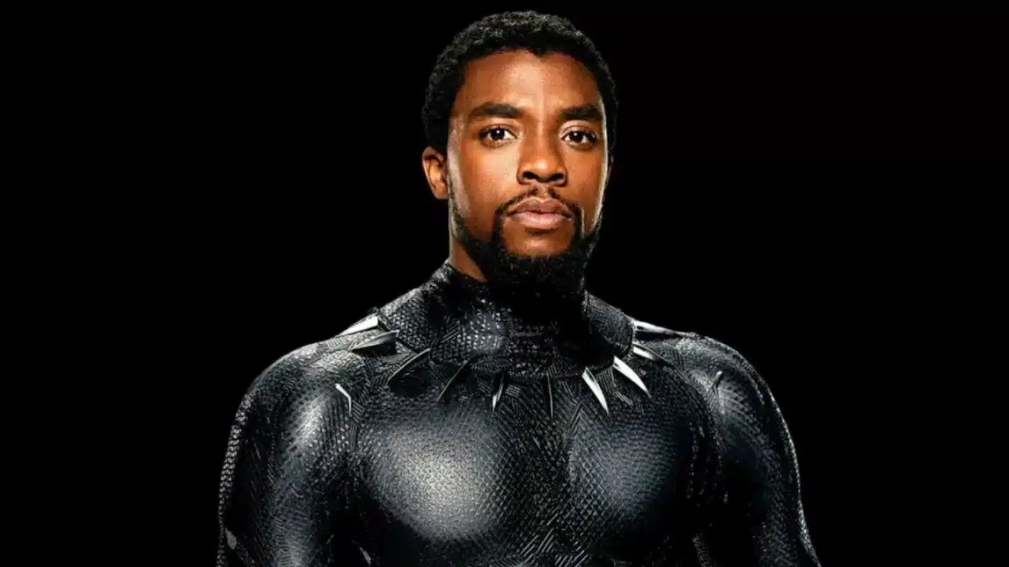 Chadwick Boseman en costume de black panther